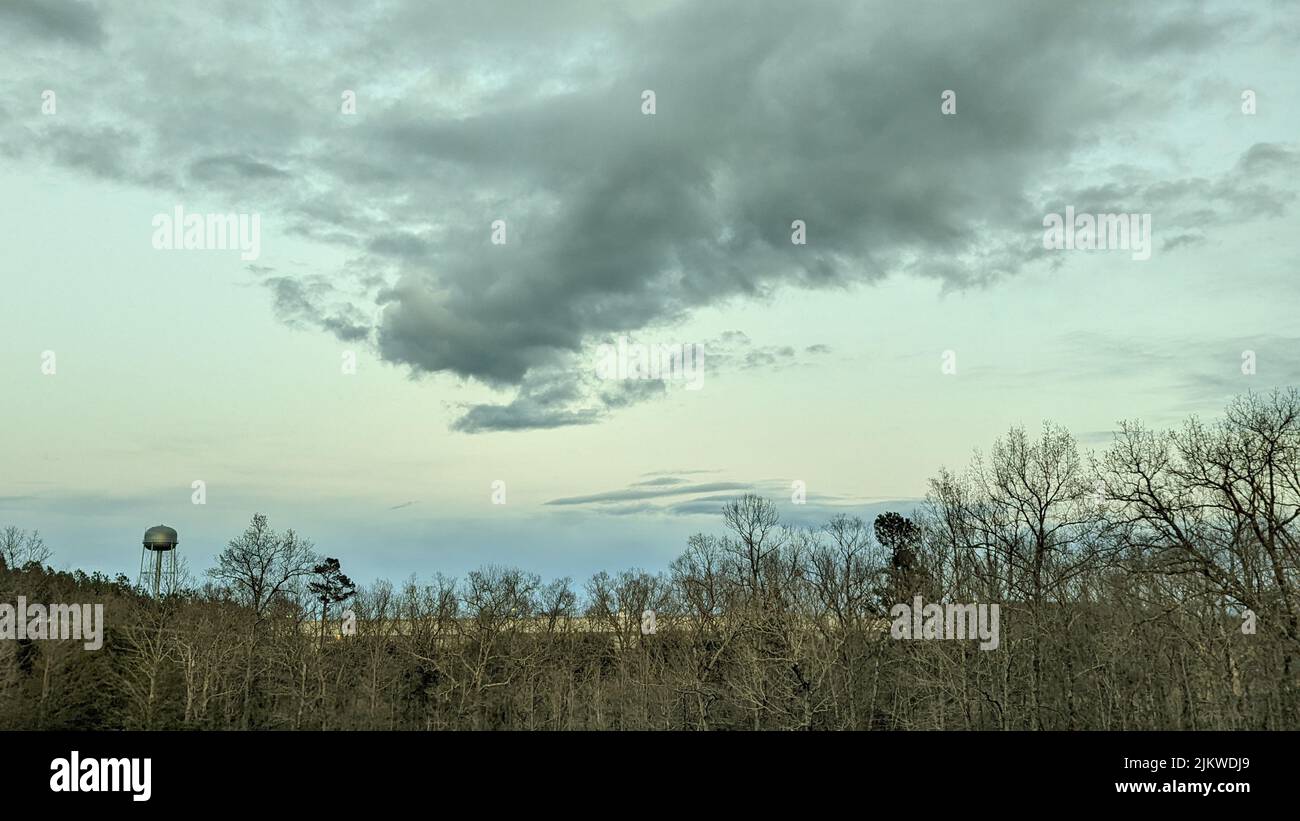 Altavista Virginia Water Tower mit auffallend schwingender Wolkenformation. Stockfoto