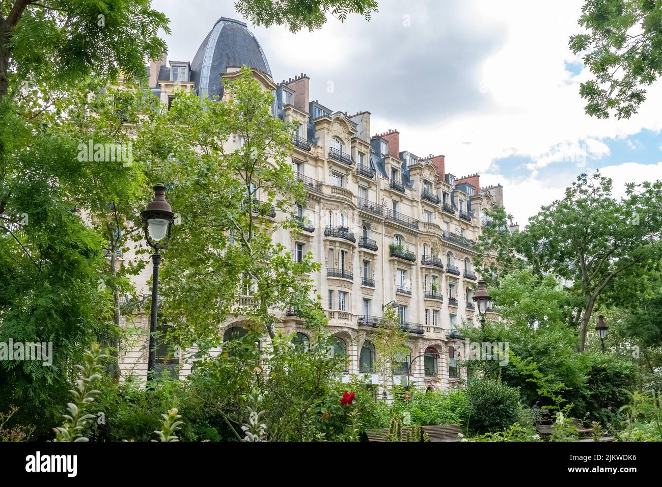 Paris, typische Fassade und Fenster, schönes Gebäude Boulevard Richard-Lenoir, mit einem öffentlichen Park Stockfoto