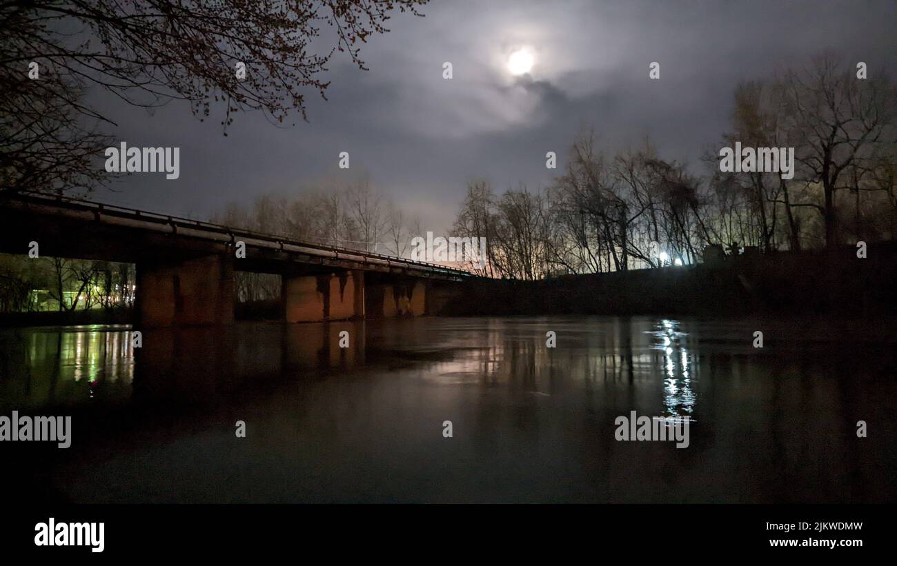 Nachtaufnahme mit Langzeitbelichtung von Bridge over River. Stockfoto