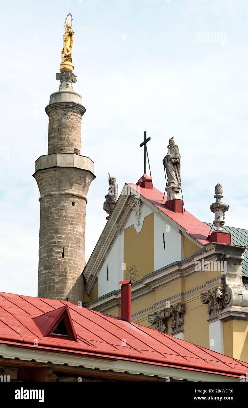 Skulpturale Figuren auf der Kathedrale von Peter und Paul in Kamianets-Podilskyi, Ukraine Stockfoto