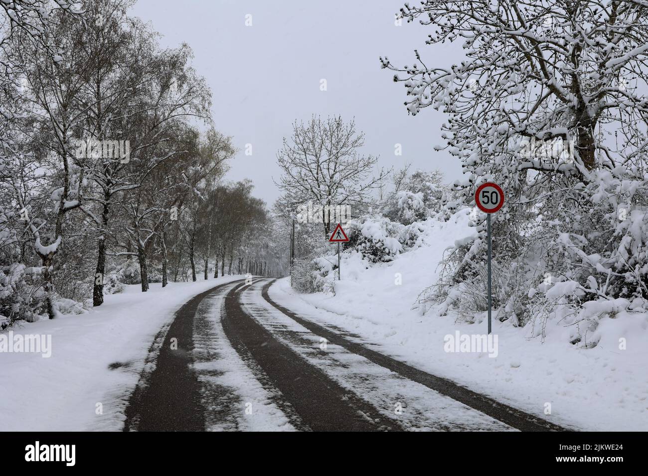 Winter, Winterstraße mit frisch gefallener Schneedecke. Stockfoto