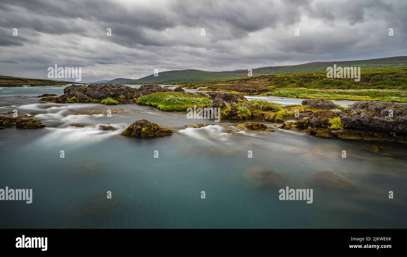 Schöner sauberer Wasserfall auf Island in J Stockfoto
