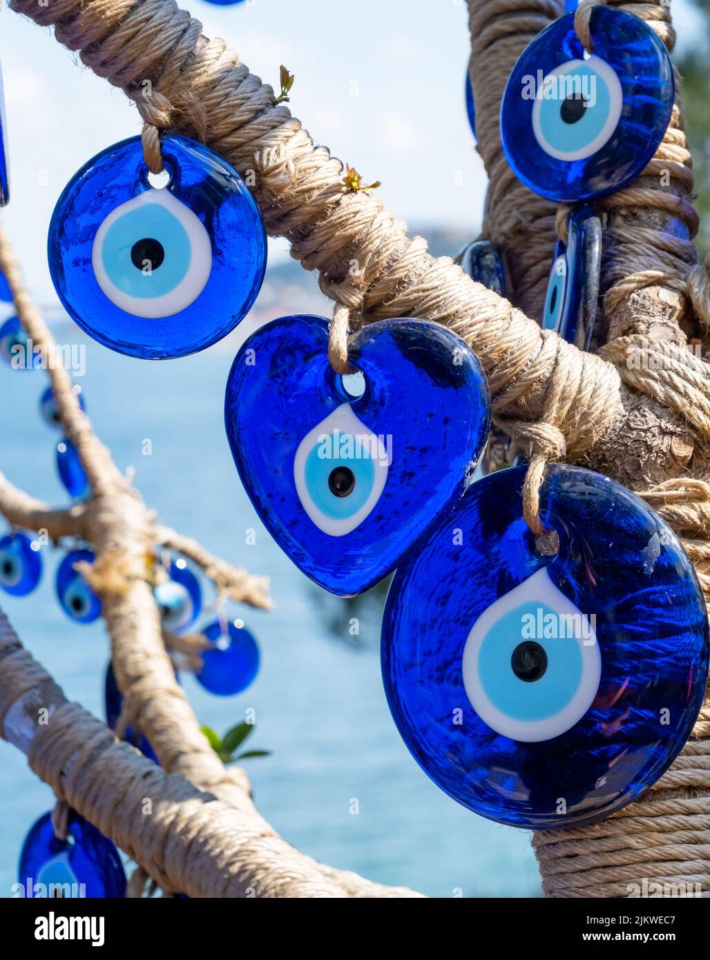 Böse Augenperlen aus der Nähe. Nazar-Perlen. Türkisches Touristen-Souvenir, Istanbul, Türkei Stockfoto