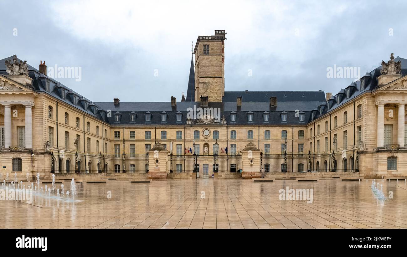 Dijon, schöne Stadt in Frankreich, Liberation Square, mit dem Palast der Herzöge von Burgund Stockfoto