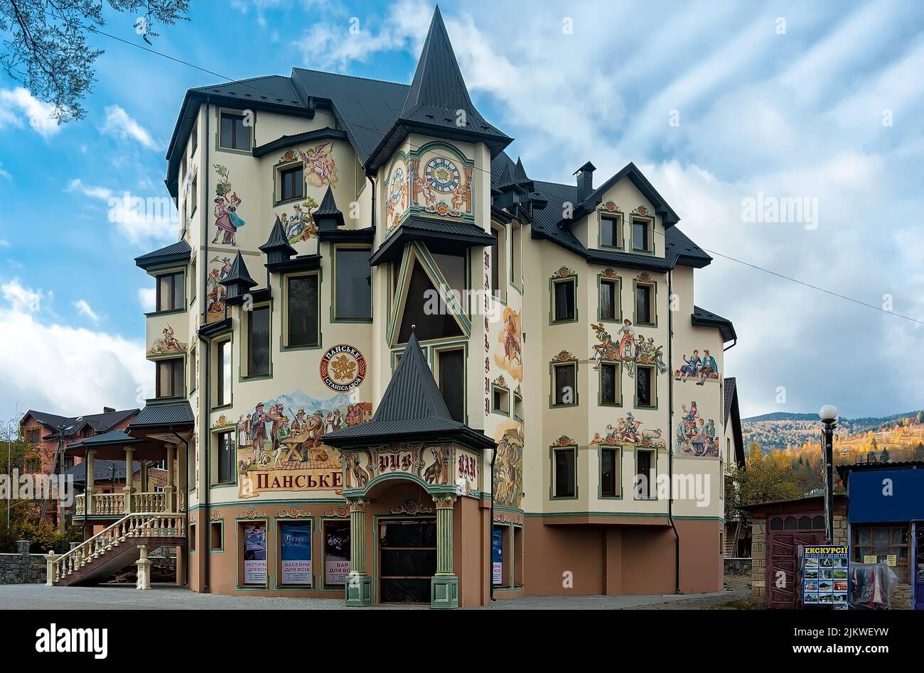Das Gebäude des modernen Hotels in der Stadt Yaremche in der Ukraine Stockfoto