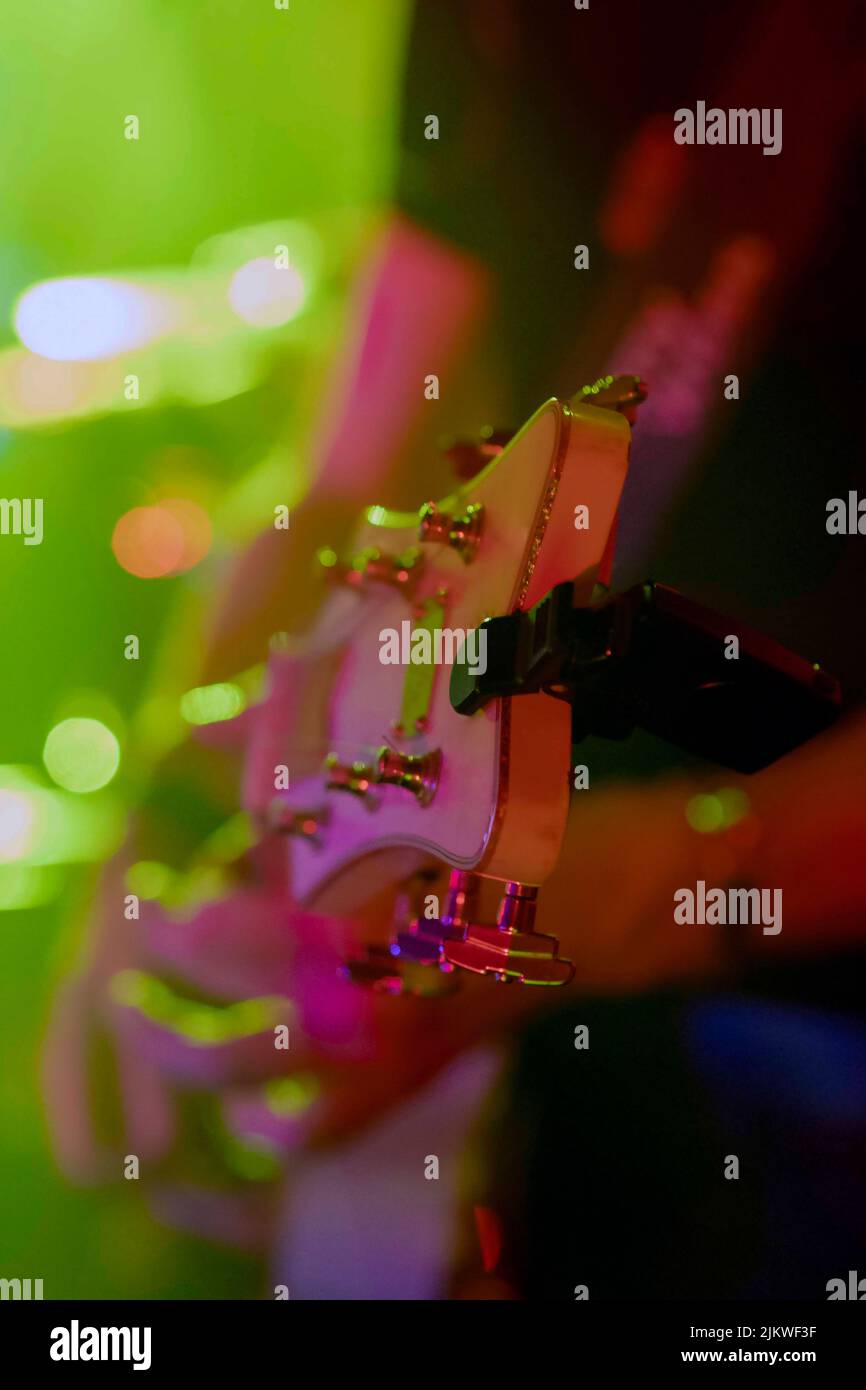 Musiker spielt seine E-Gitarre Stockfoto