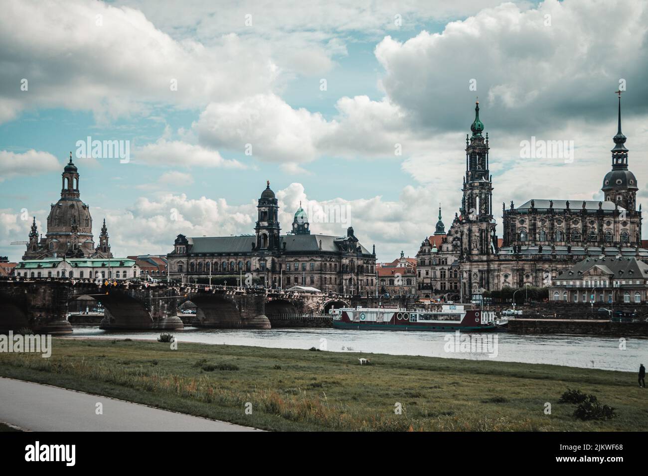 Foto der beeindruckenden Skyline von Dresden mit launischen Wolken über der Stadt Stockfoto
