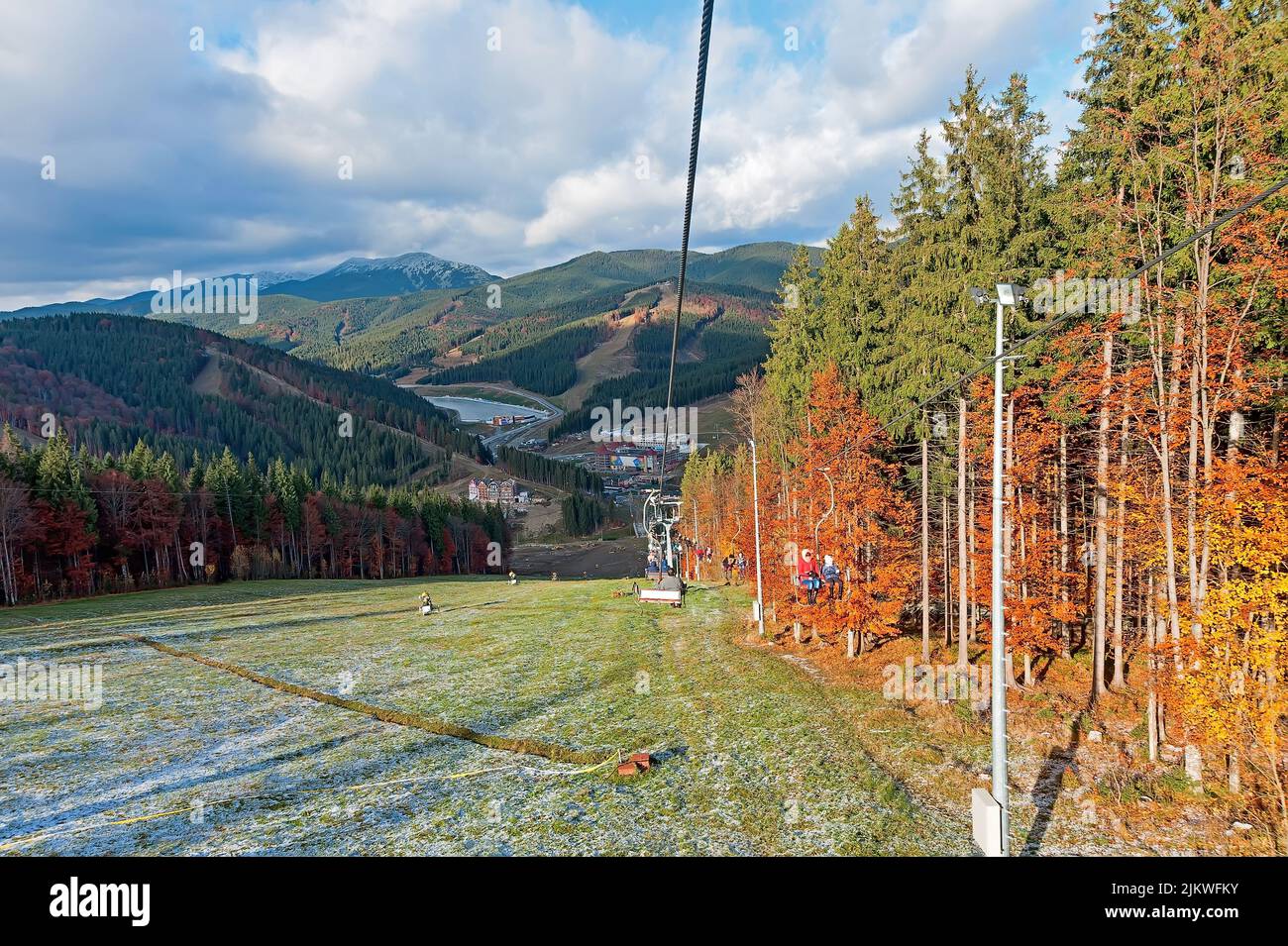 Herbstliche Berglandschaft mit Sessellift in Bukovel Prykarpattia Ukraine Stockfoto