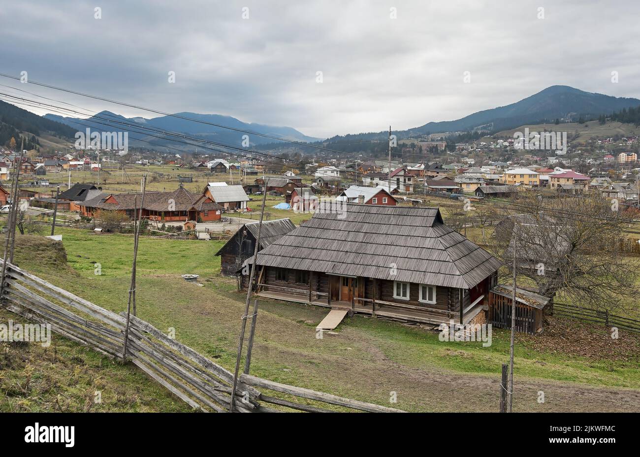 Die Holzhütte in Prykarpattia (Subkarpathia) in der Ukraine Stockfoto