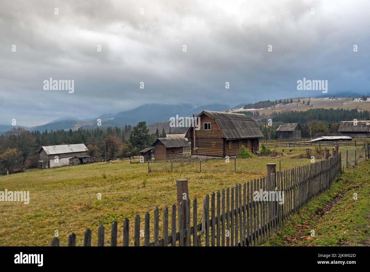 Die herbstliche Landschaft der Landschaft der Subkarpaten in der Ukraine Stockfoto