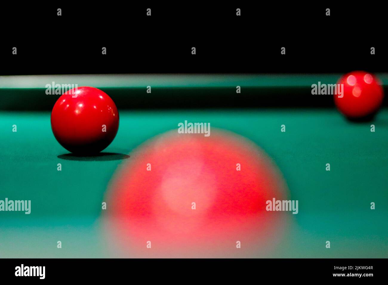 Eine Nahaufnahme eines roten Balls an einer Poolbar Stockfoto