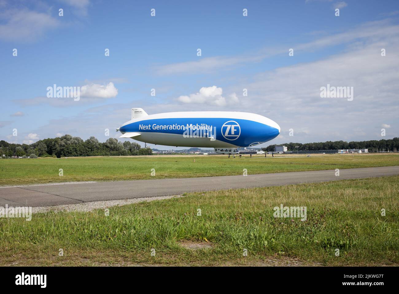Ein Zeppelin Hangar parkte tagsüber in der Nähe eines Feldes. Stockfoto