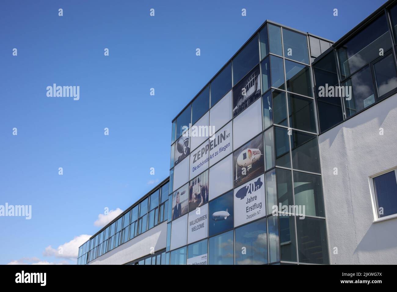 Eine Perspektive auf das Zeppelin Hangar Bürogebäude in Friedrichshafen. Stockfoto