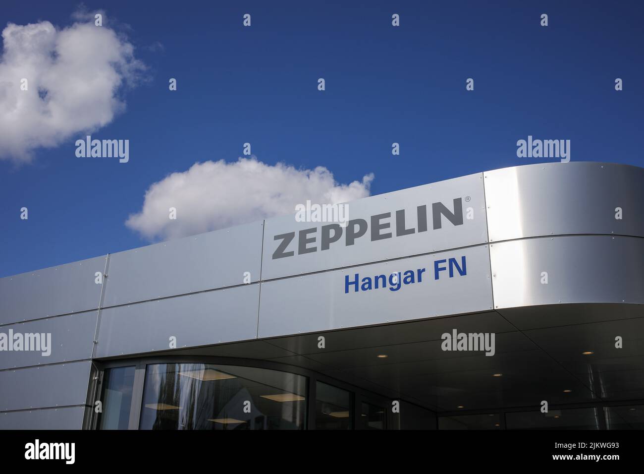 Eine Perspektive auf das Zeppelin Hangar Bürogebäude in Friedrichshafen. Stockfoto