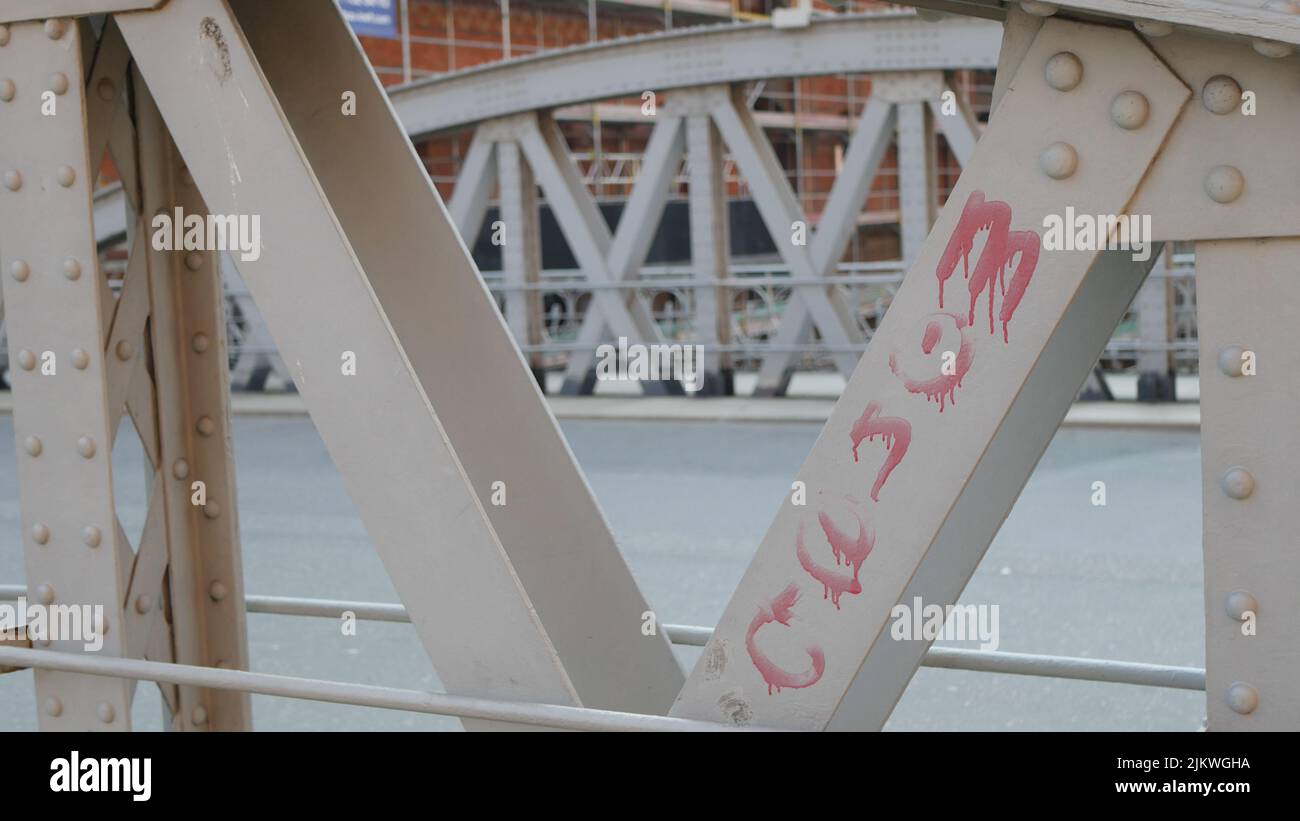 Eine Nahaufnahme von Metallkonstruktionen einer Brücke mit roten Graffiti Stockfoto