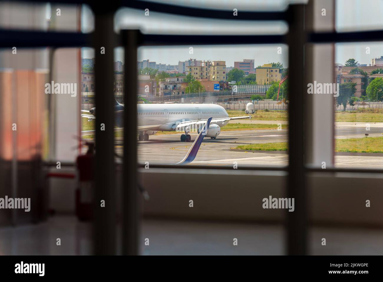 Ansicht der Ebene durch das Terminalfenster. Stockfoto