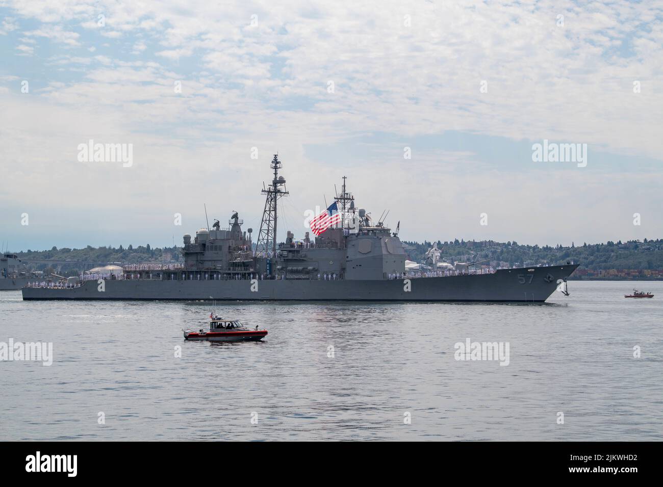 Seattle, Washington, USA. 2. August 2022. Der Ticonderoga-Klasse-Lenkflugkörper-Kreuzer USS Lake Champlain (CG 57) kommt in Seattle für die Fleet Week, 1. August 2022, an. Die Fleet Week Seattle ist eine altehrwürdige Feier der Seedienste und bietet den Bürgern von Washington die Möglichkeit, Seeleute, Marineinfanteristen und Küstenwartsmänner zu treffen und aus erster Hand die neuesten Fähigkeiten der heutigen Seeverkehrsdienste zu erleben. (USA Navy Foto von Mass Communication Specialist 2. Class Victoria Galbraith) Quelle: U.S. Navy/ZUMA Press Wire Service/ZUMAPRESS.com/Alamy Live News Stockfoto