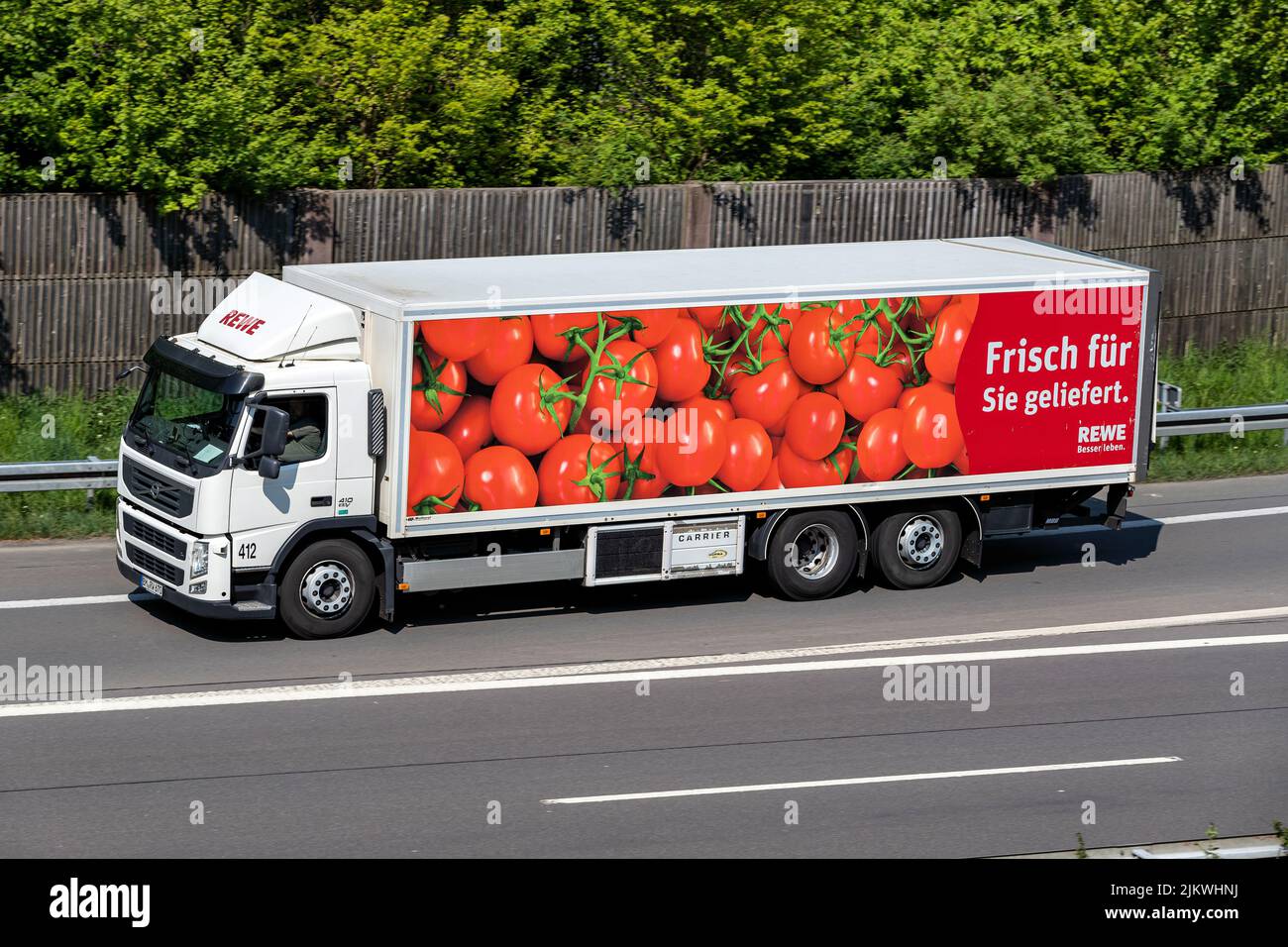 REWE Volvo FM LKW auf der Autobahn Stockfoto