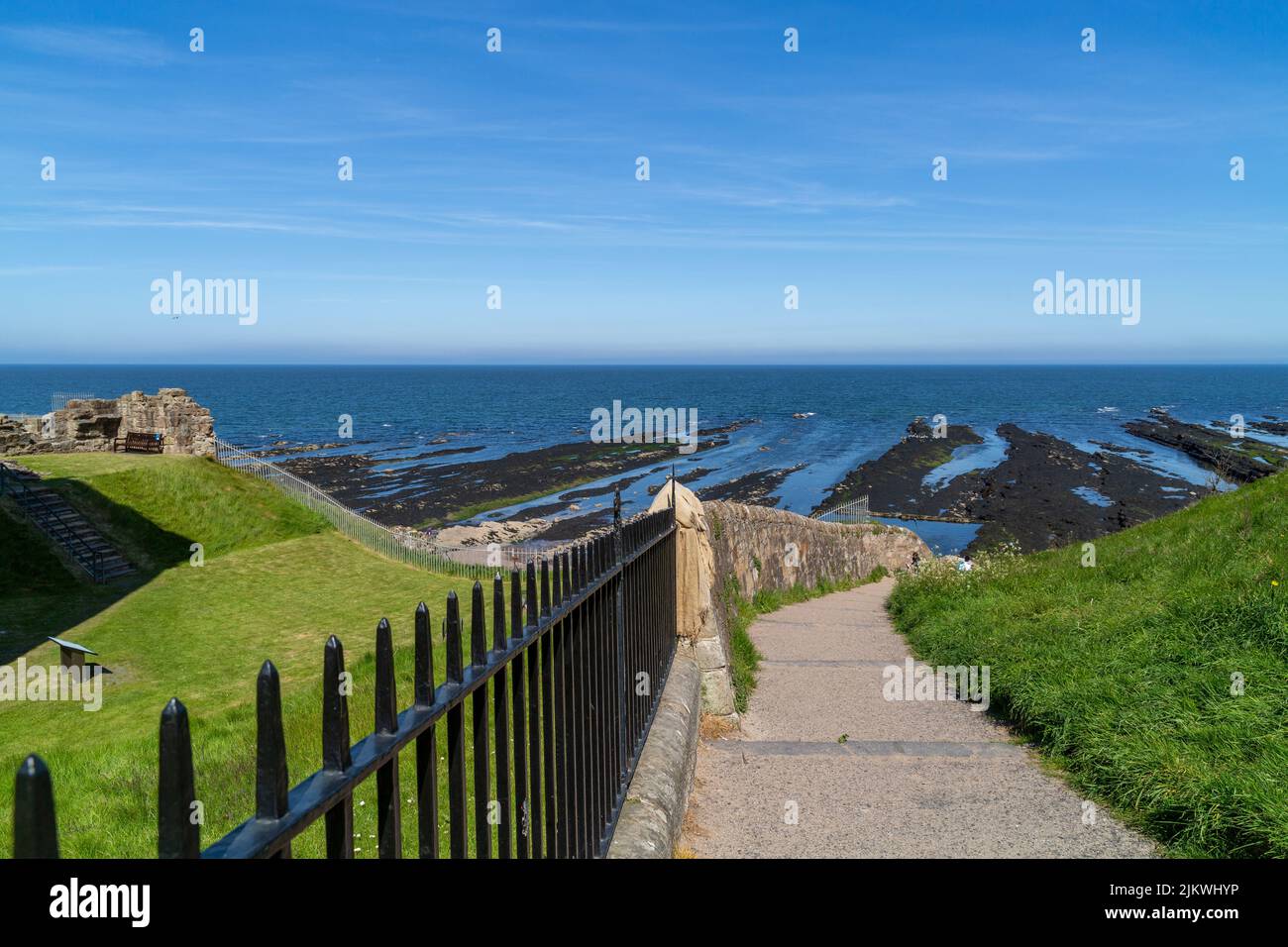 Die schöne Aussicht auf die grüne Wiese und das Meer gegen den blauen Himmel. St Andrews, Schottland, Großbritannien. Stockfoto