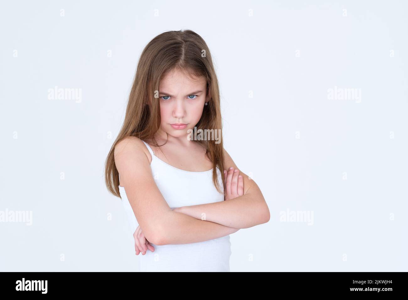 Emotion verletzt aussehen beleidigt Kind Mädchen kreuzte die Arme Stockfoto