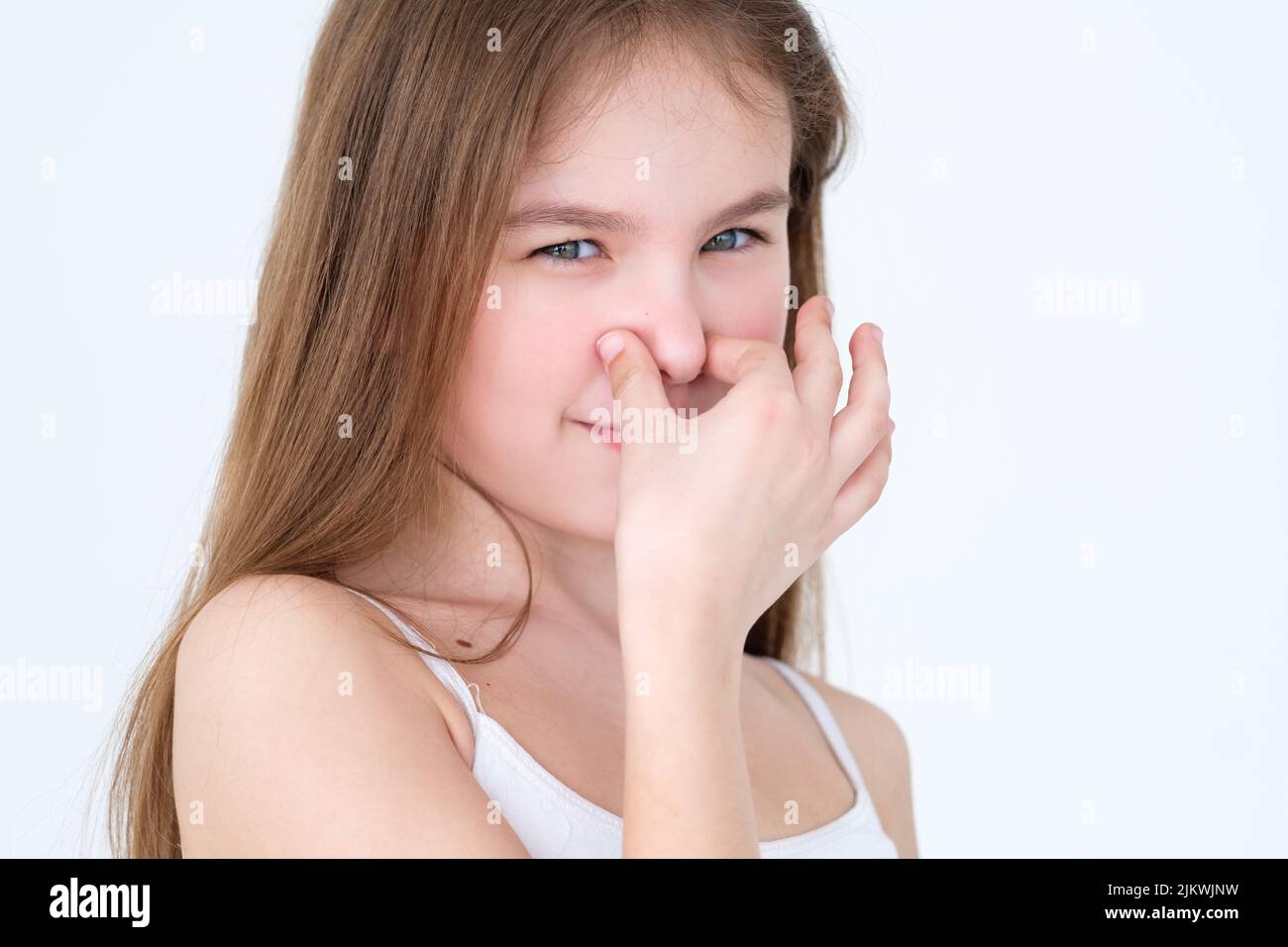 Schlechter Geruch stinkender Kinderdeckel Nasenausdruck Stockfoto