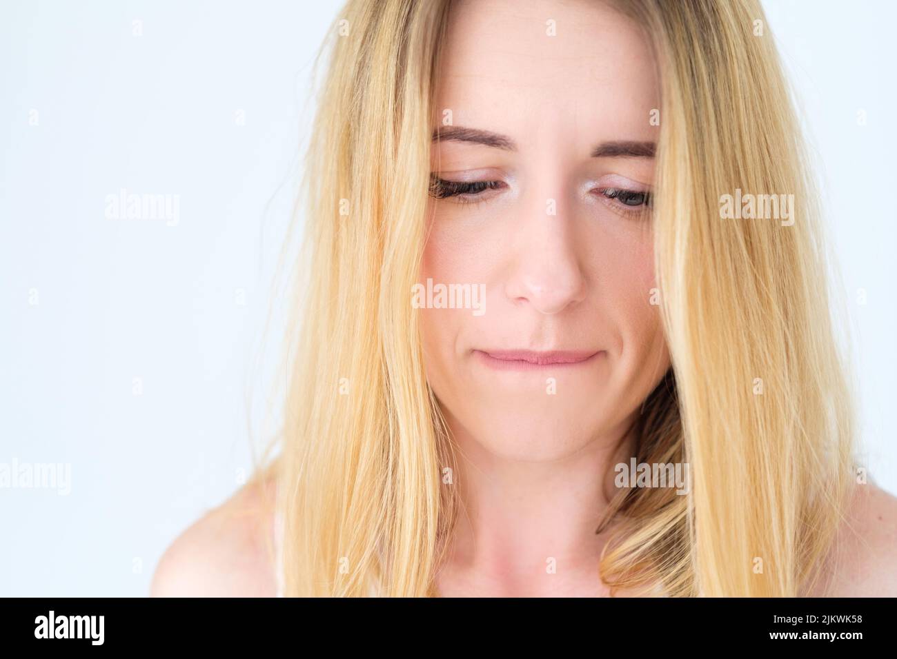 Emotion Gesicht traurig verärgert Frau beißen Lippe ruefully Stockfoto