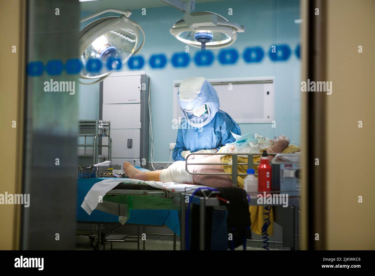 Orthopädische Chirurgie Operationssaal für Knieprothese, die Krankenschwester macht die Verbände. Stockfoto