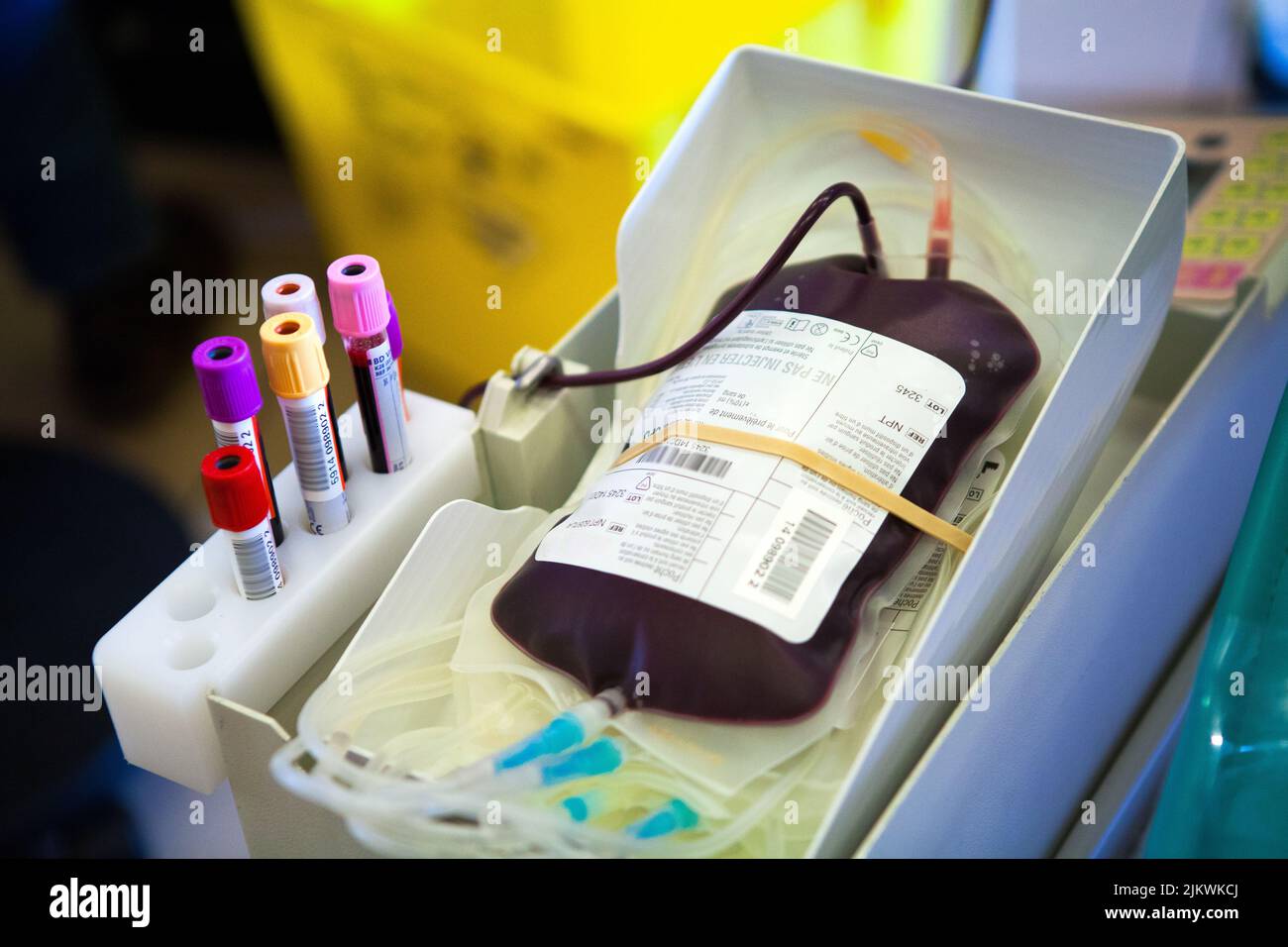 Spenden Sie Blut in einer Blutsammeleinrichtung. Stockfoto