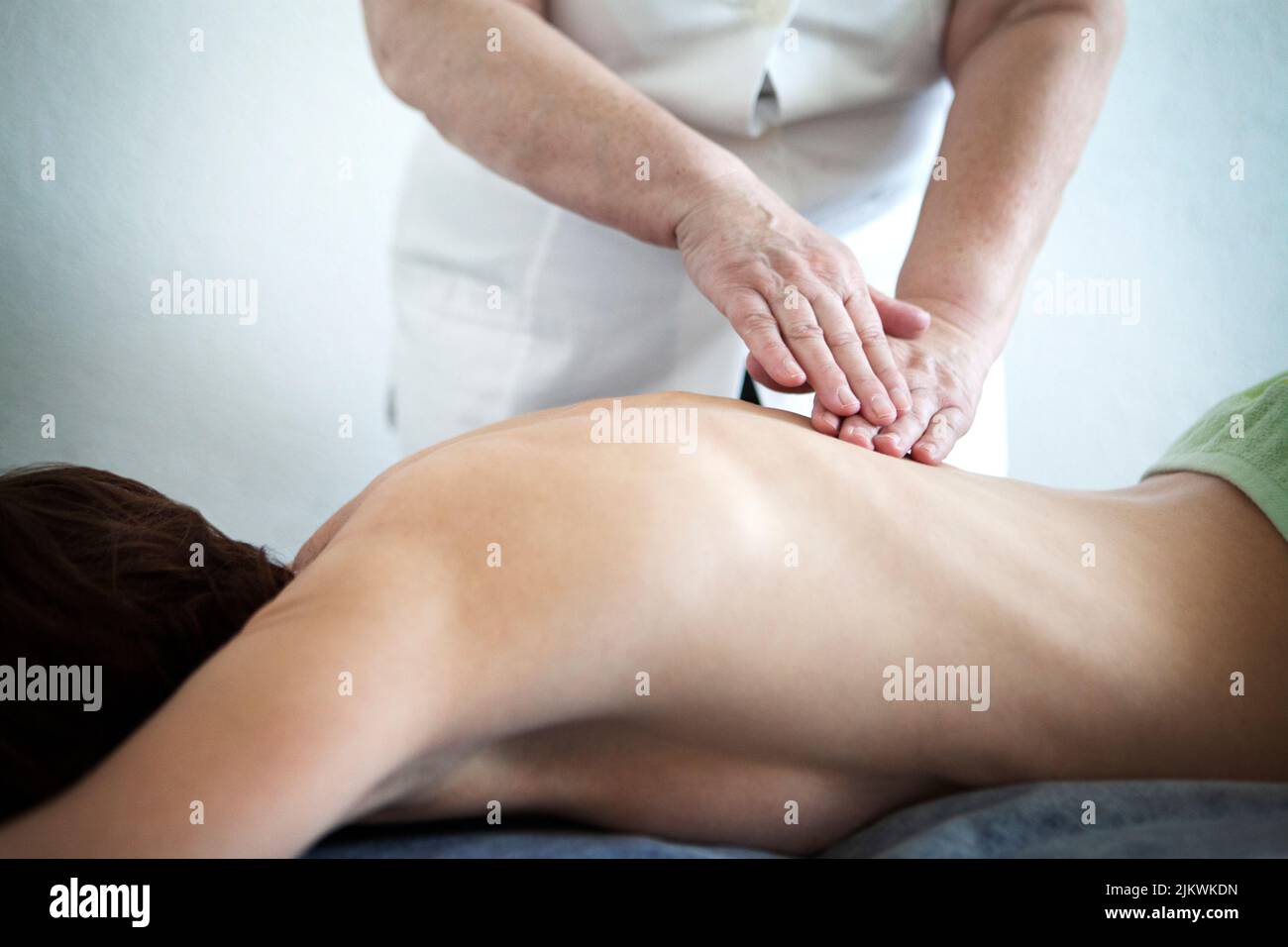 Manuelle Lymphdrainage durch einen Arzt. Stockfoto