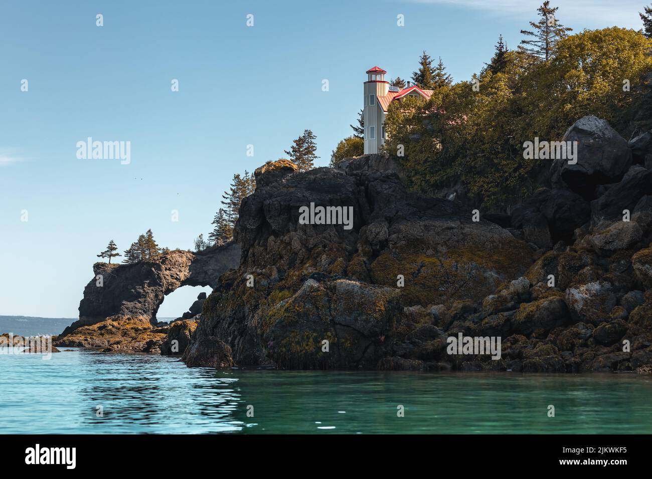 Eine schöne Aussicht auf ein niedliches Haus auf der Insel mit Meerblick Stockfoto