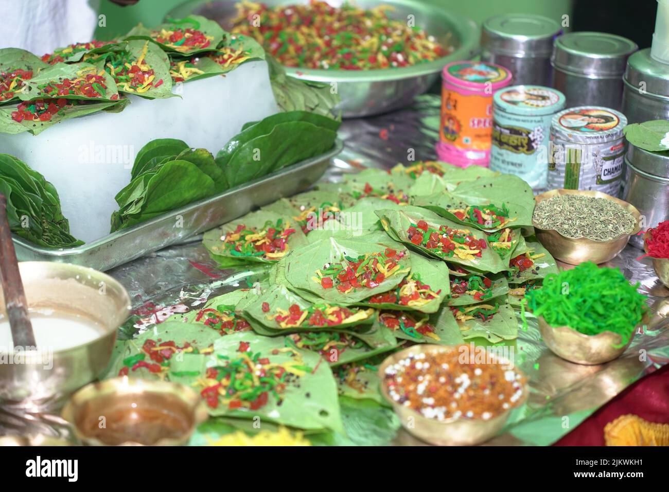 Nahaufnahme einer garnierten Banarasi-Pfanne, einer indischen Süßigkeit aus Betelblättern. Stockfoto