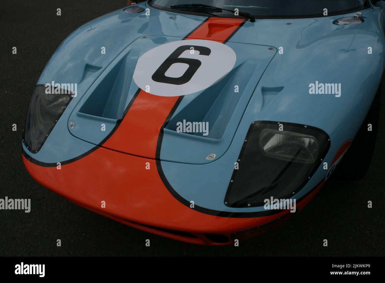 Vordere Haube von blauen und orangefarbenen Ford GT Automobil Stockfoto