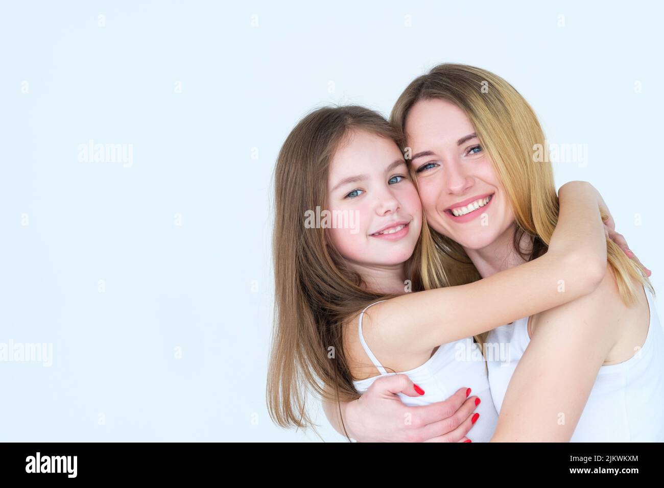 Mutter Tochter Freundschaft Liebe enge Familie Umarmung Stockfoto