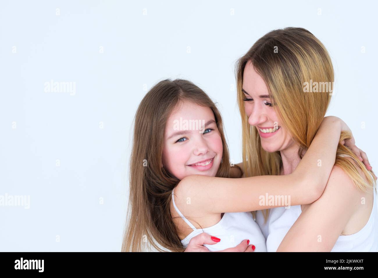 Mutter Tochter umarmen glücklich Gefühl freudige Kindheit Stockfoto
