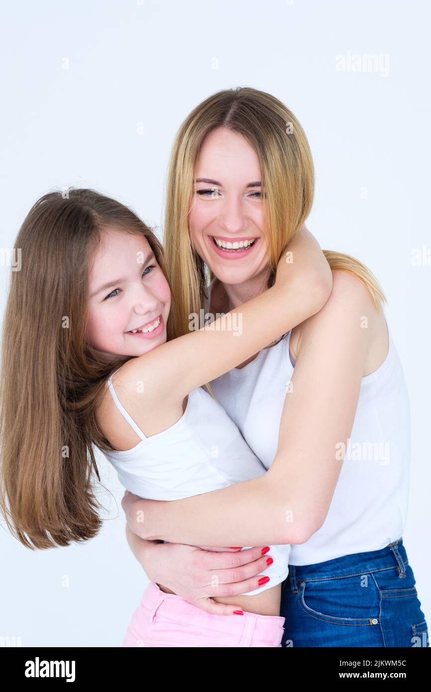 Mutter Tochter umarmt glücklich Gefühl freudig Elternschaft Stockfoto