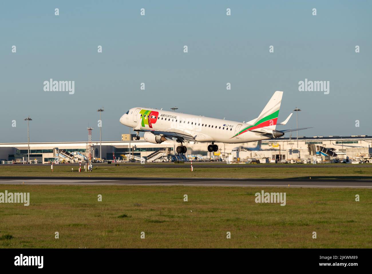 Das Flugzeug Embraer E190STD der TAP Express-Fluggesellschaft landet am Flughafen Lissabon Stockfoto