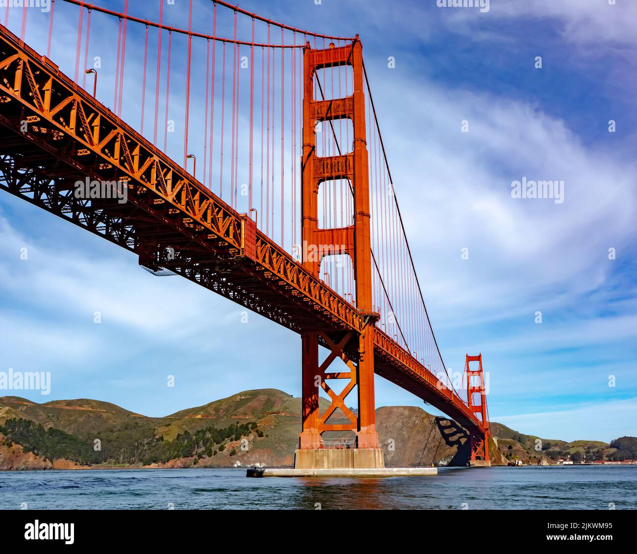 Eine Low-Angle-Aufnahme einer Golden Gate Bridge in San Francisco vor blauem Himmel Stockfoto