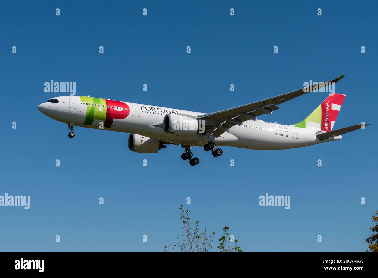 Der Airbus A330-941 der Fluggesellschaft TAP Air Portugal nähert sich der Start- und Landebahn am Flughafen Lissabon Stockfoto