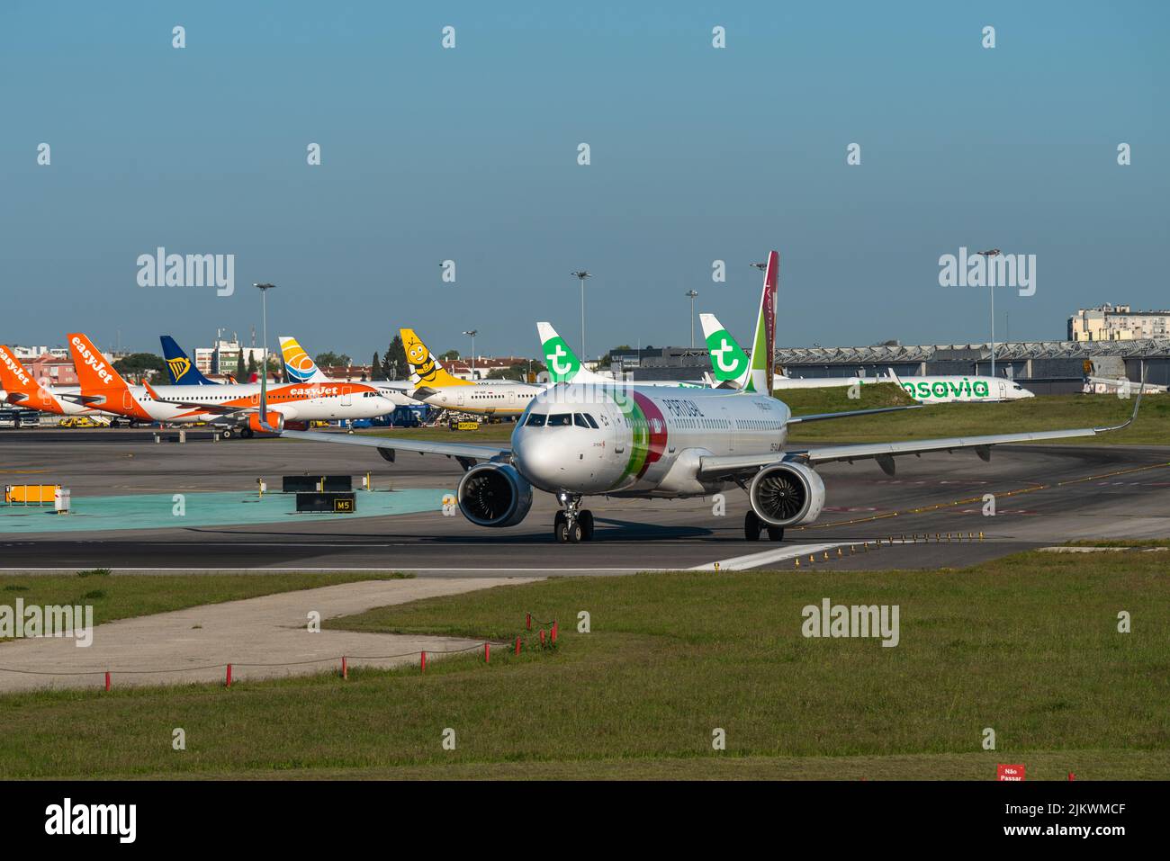 Das Flugzeug Airbus A321-251N der Fluggesellschaft TAP Air Portugal wartet auf die Abflugaufträge am Flughafen Lissabon Stockfoto