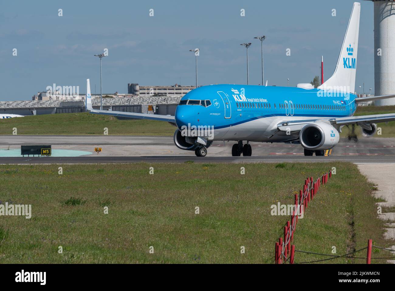 Die Boeing 737-8K2 der Fluggesellschaft KLM bewegt sich auf der Start- und Landebahn des Flughafens Lissabon Stockfoto