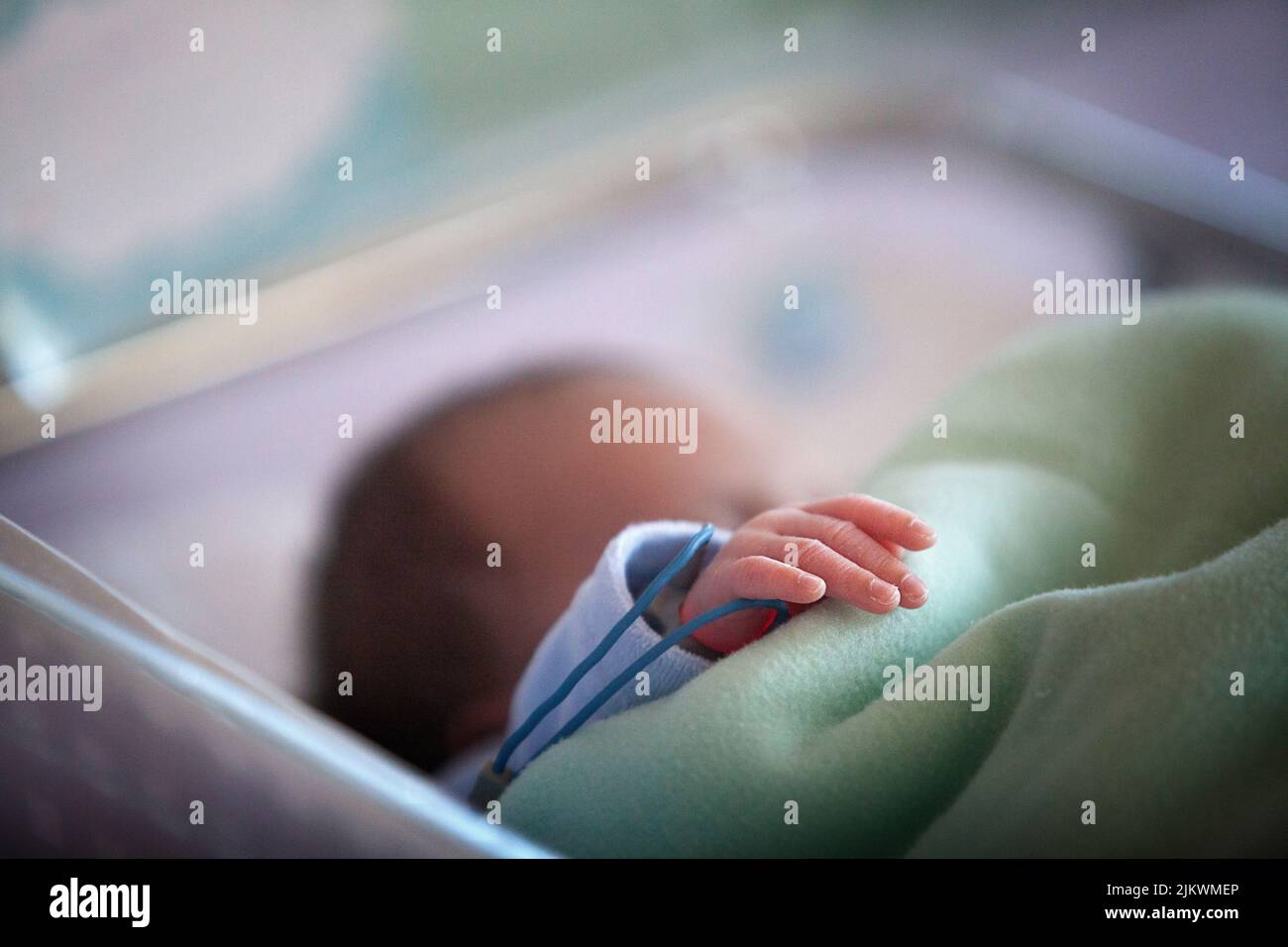 Frühgeborene werden unter neonataler Pflege gehalten, bis sie die volle Laufzeit erreichen. Stockfoto