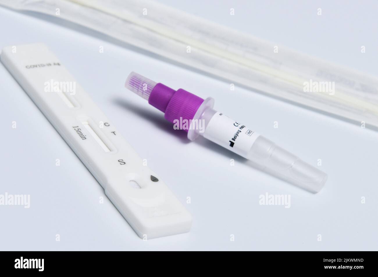 Nahaufnahme einer auf weißem Hintergrund isolierten Express-Covid-19-Testkassette Stockfoto