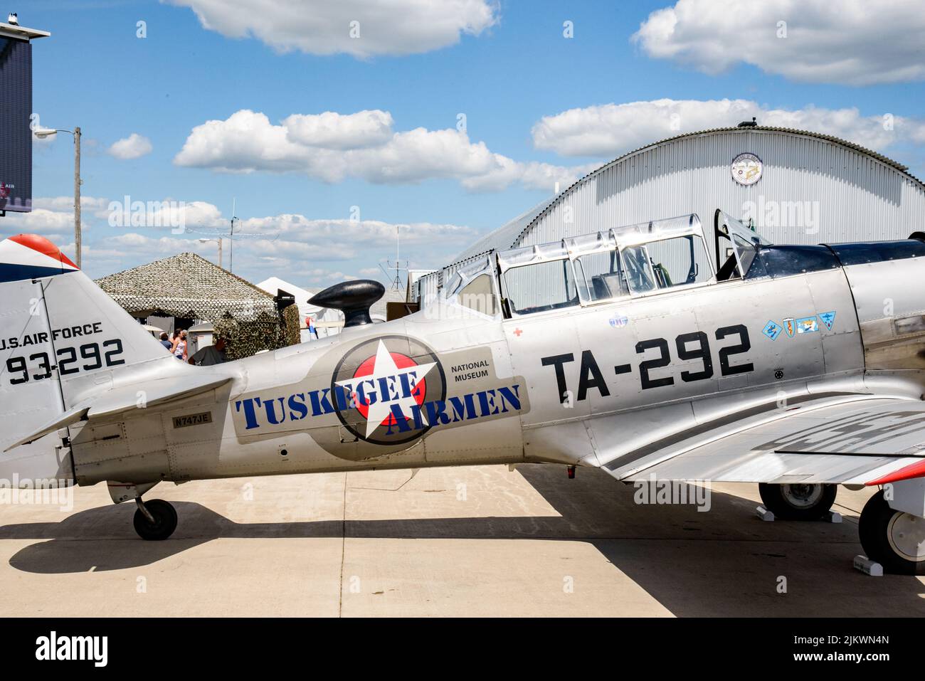 Oshksoh, WI USA 30 June, 2022 Oshkosh 2022 EAA annual flyin, expo and Airshow Anmeldung: N747JE Baunummer: 168-396 Codenummer: TA-292 / 93292 Model North American T-6G Texan Betreiber: Tuskegee Airmen National Historical Museum Inc Flughafen: Oshkosh - Wittman Regional (OSH / KOSH), USA - Wisconsin Stockfoto