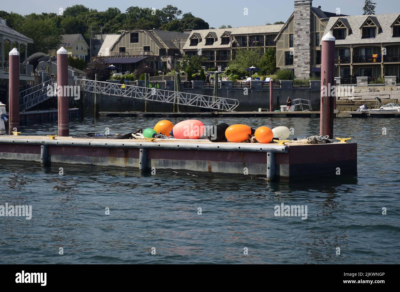 Bunte Bojen am Pier an einem sonnigen Sommertag Stockfoto