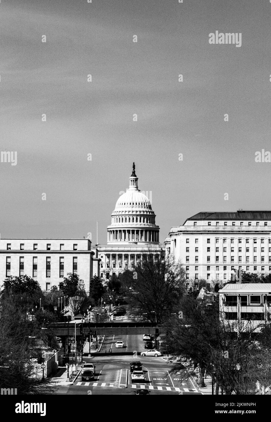 Eine vertikale Graustufenaufnahme des Kapitols der Vereinigten Staaten Stockfoto
