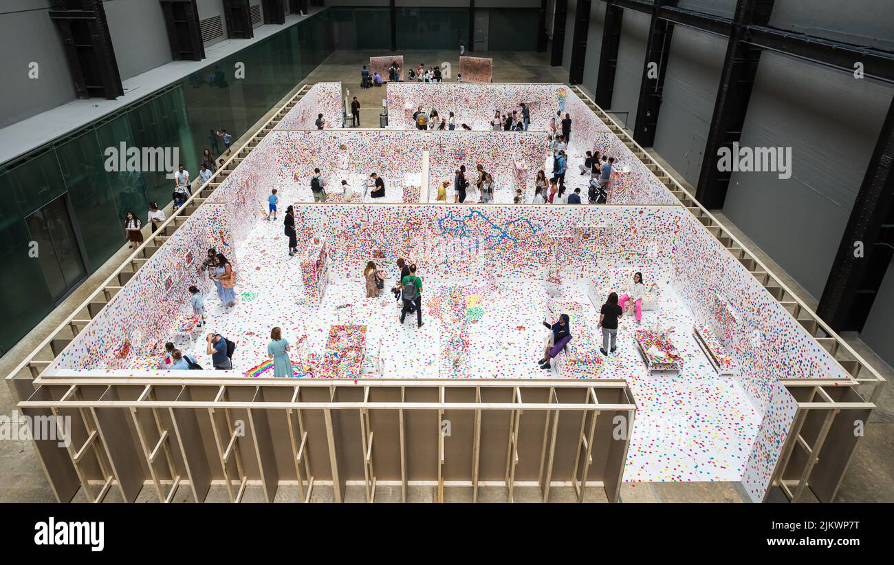 Blick auf den Obliterationsraum in der Tate in London. Von Yayoi Kusama erstellt, gehen Familien um ein provisorisch behelfsmäßiges Haus, das es mit c dekoriert Stockfoto