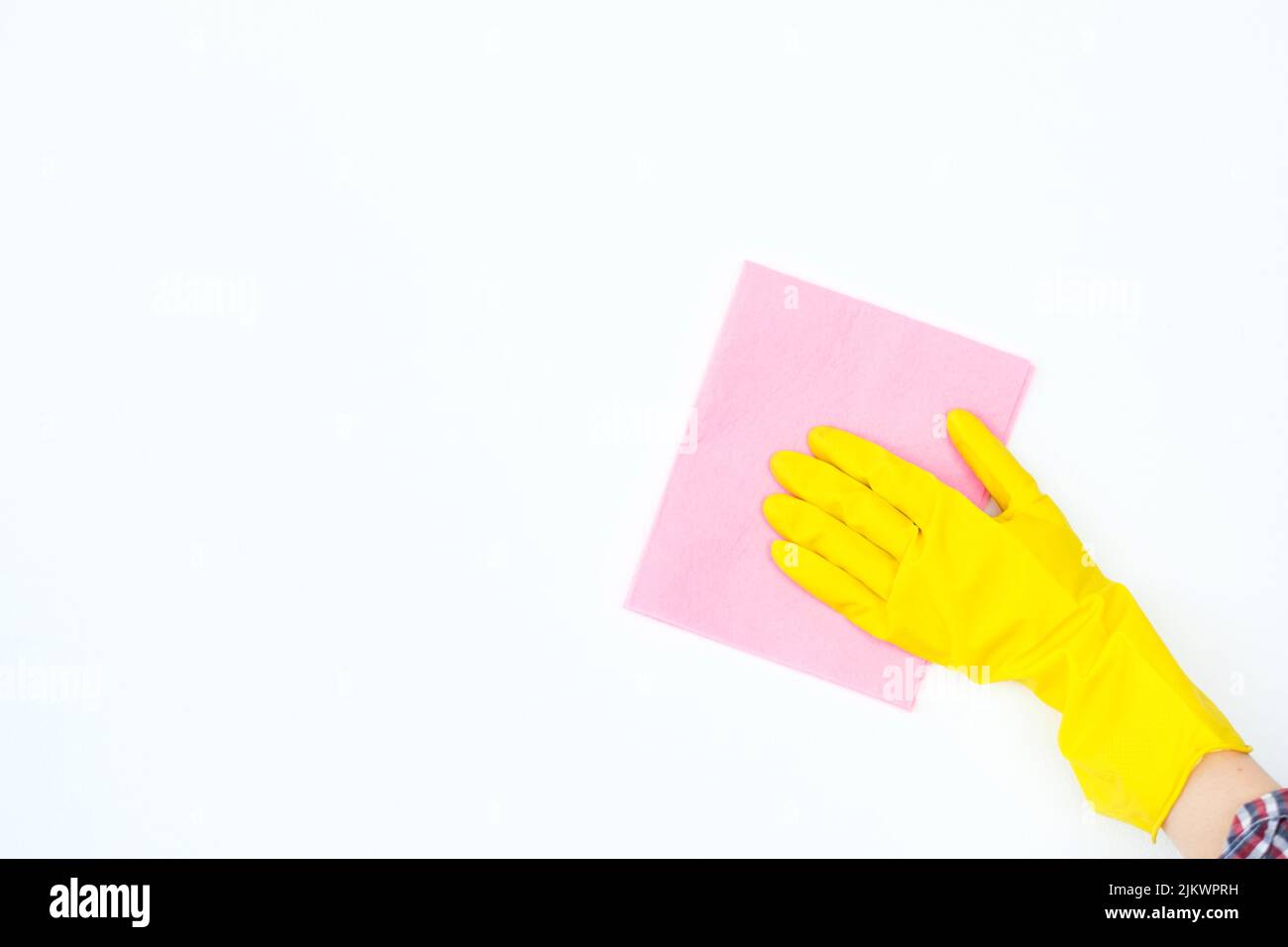 Reinigung Sanitär gesunde Haushand gelb Handschuh Stockfoto