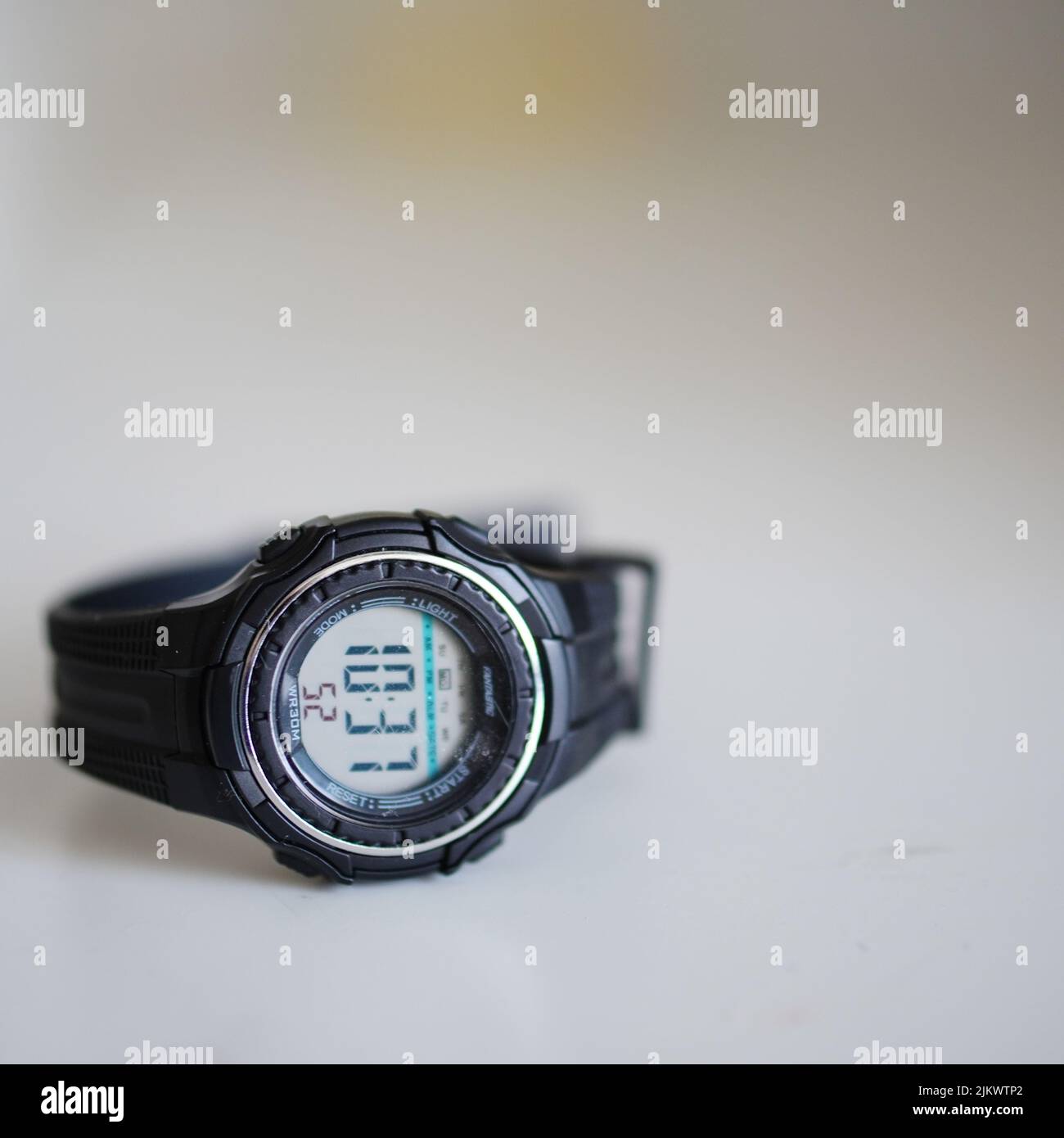 Nahaufnahme einer schwarzen Digitaluhr mit Display im Softfokus. Stockfoto