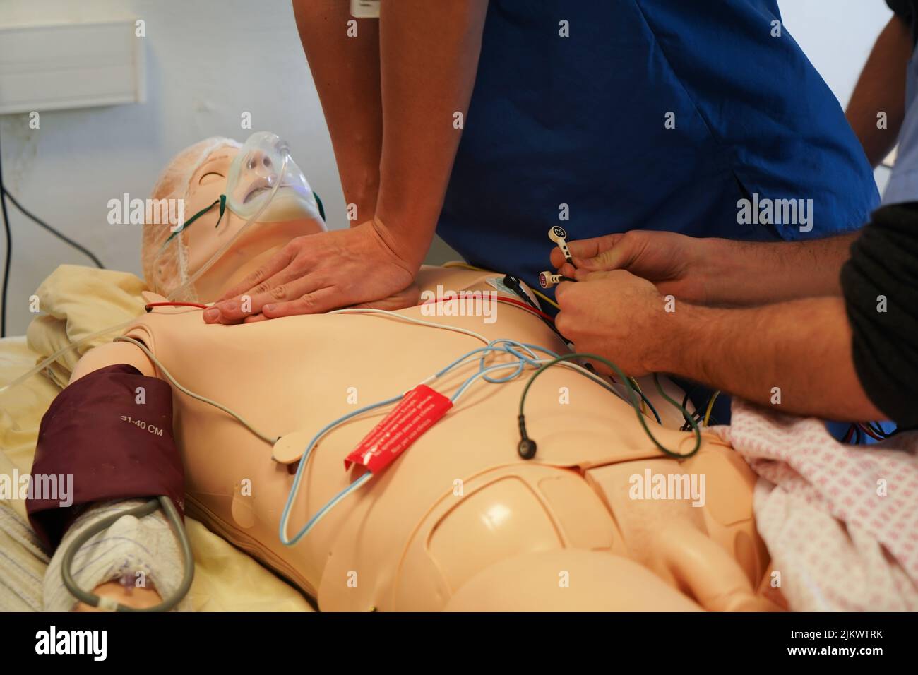 Anästhesiologische Studenten während einer Reanimationsübung in einer kritischen Situation an der medizinischen Fakultät von Nimes. Die Schüler trainieren auf einem Roboter-Dummy SIM man 3 G. Stockfoto