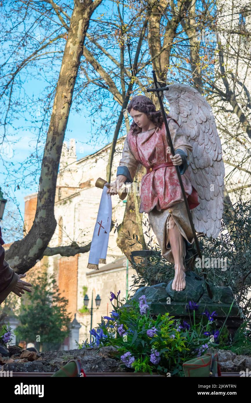 Semana santa Valladolid, Ángel con caliz y cruz en el paso de la oración del huerto Stockfoto